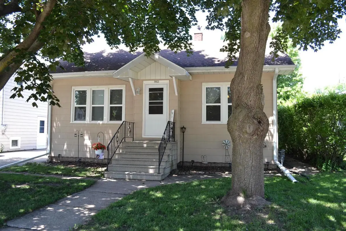 902 W 4TH AVENUE, Oshkosh, WI 54902 - #1
