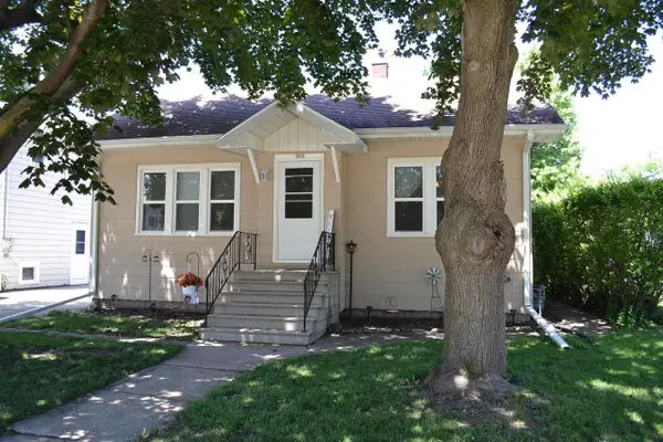 902 W 4TH AVENUE, Oshkosh, WI 54902