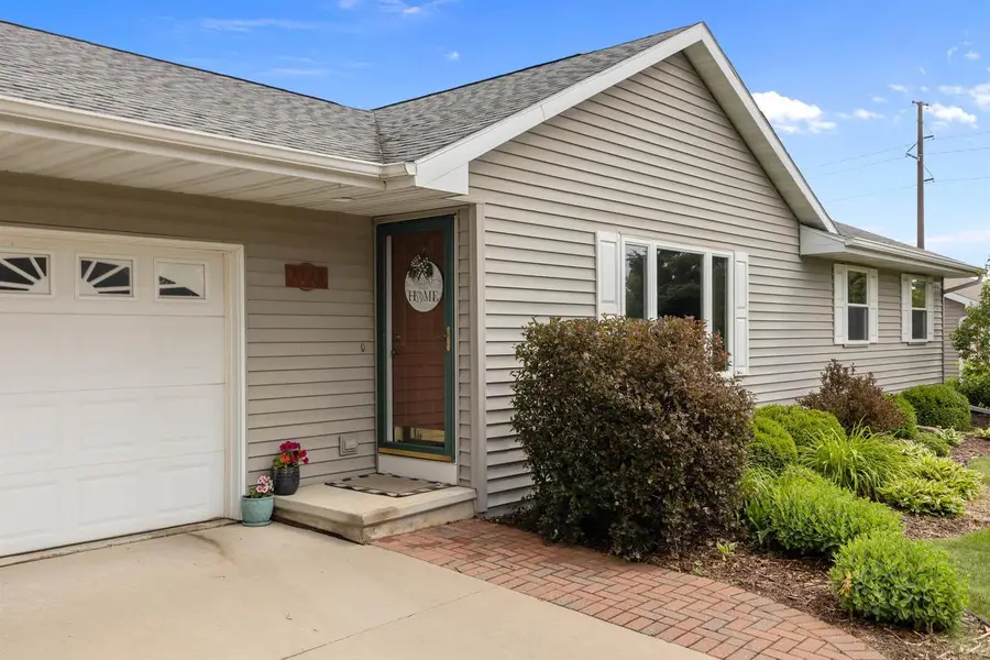 1140 GRASSY PLAINS DRIVE, Neenah, WI 54956 - #3