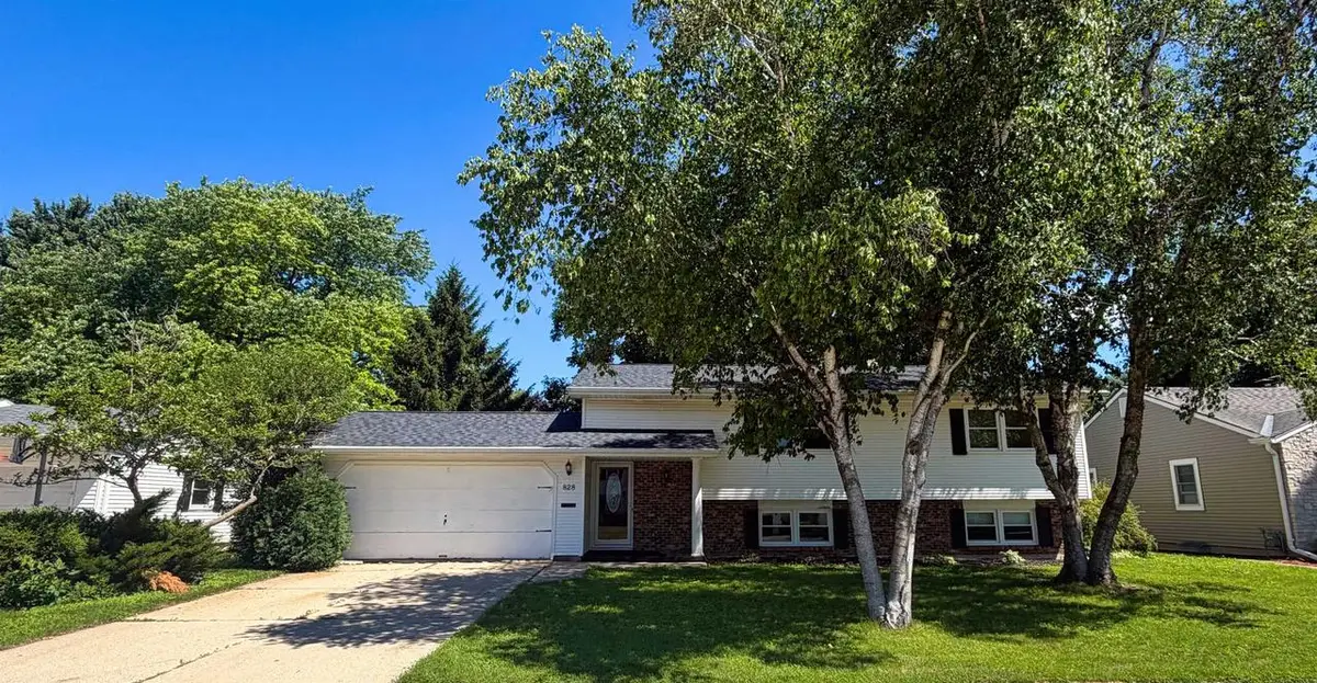 828 W 19TH AVENUE, Oshkosh, WI 54902 - #1