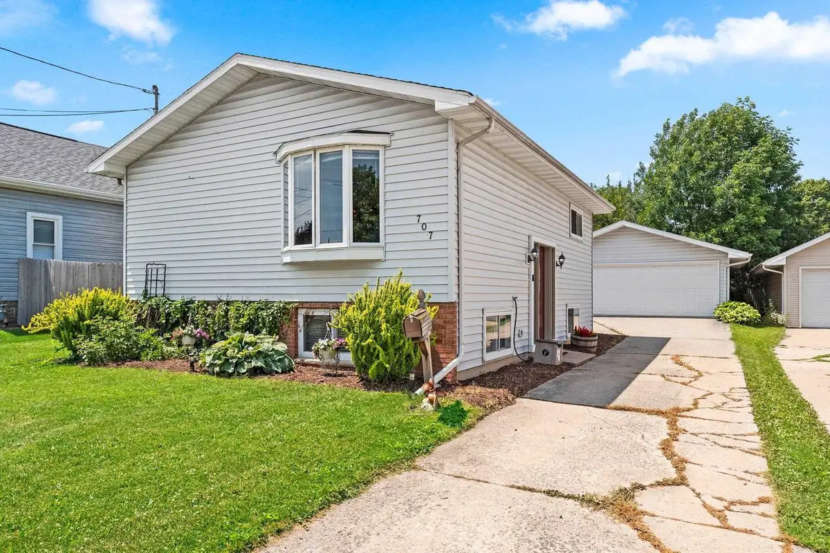 707 N SAWYER STREET, Oshkosh, WI 54902 - #1