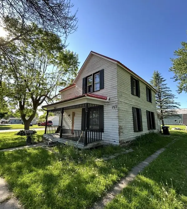 713 W WAUPACA STREET, New London, WI 54961