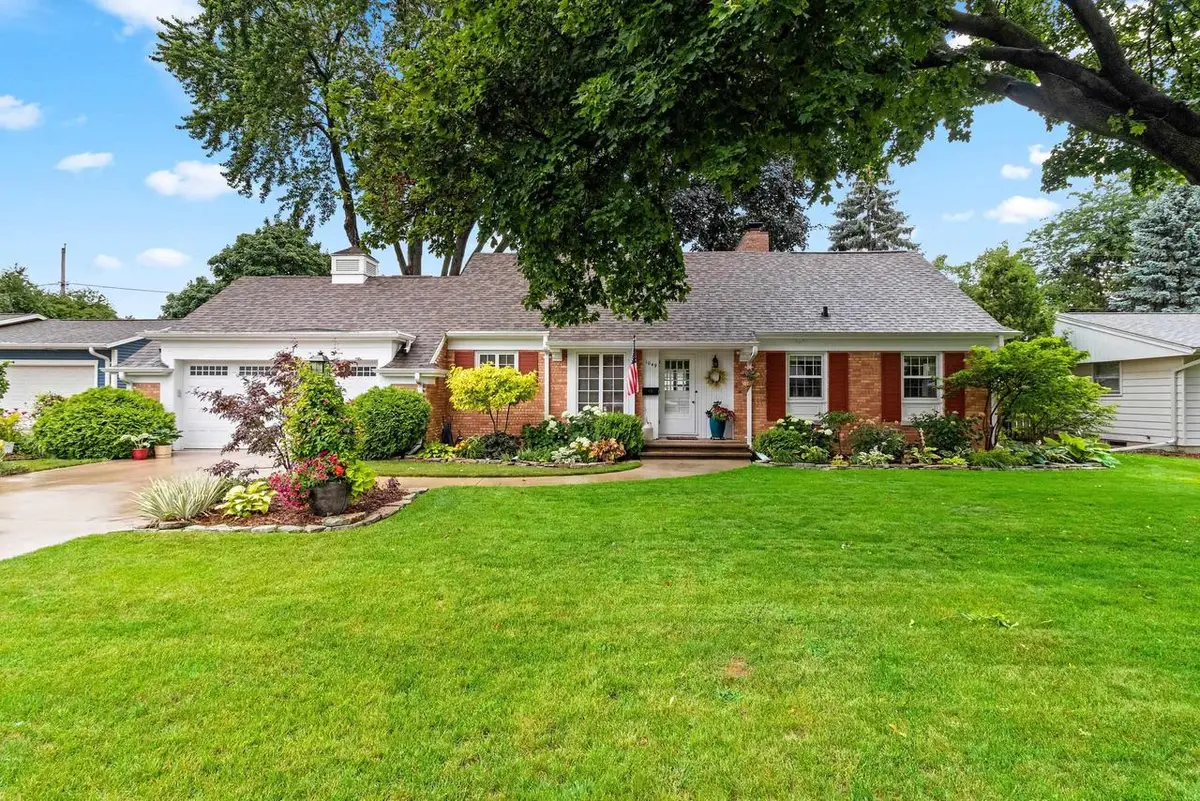 1049 KALFAHS STREET, Neenah, WI 54956 - #1