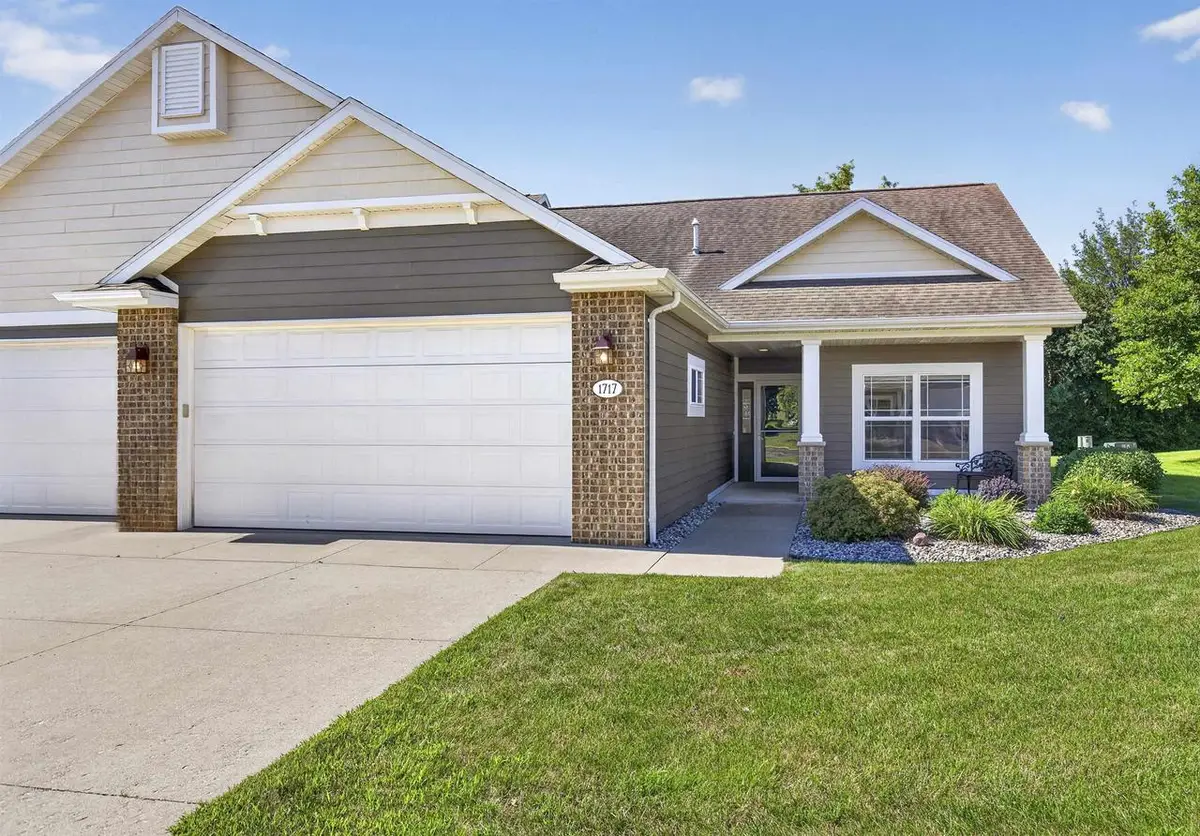 1717 OAK HOLLOW LANE, Neenah, WI 54956 - #1