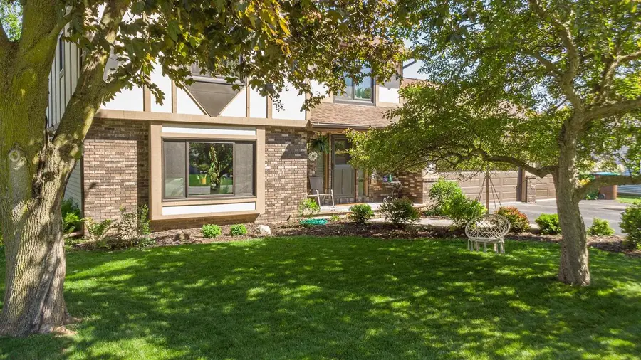 37 BUTTE DES MORTS COURT, Appleton, WI 54914 - #2