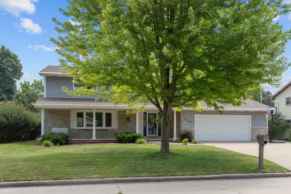 1330 N BRIARCLIFF DRIVE, Appleton, WI 54915