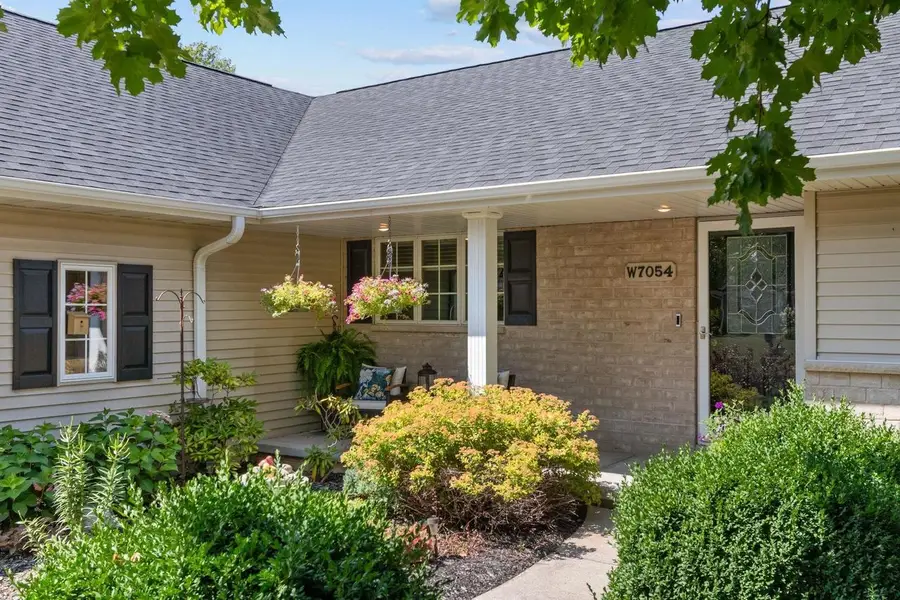 W7054 BLUEBLUFF WAY, Greenville, WI 54942 - #3