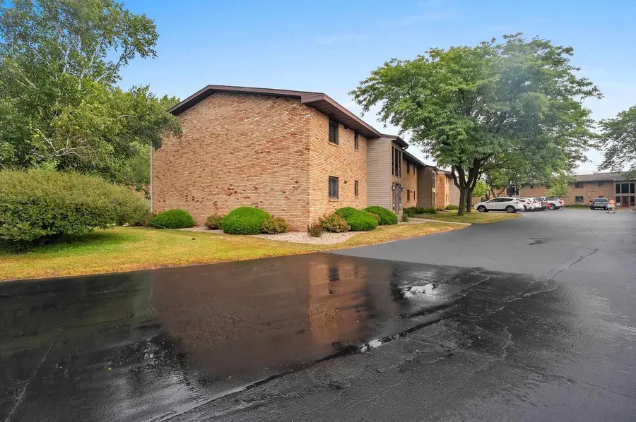 288 CAMPBELL ROAD  #UNIT B, Oshkosh, WI 54902 - #2