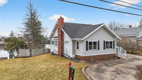 1721 W MAIN STREET, Little Chute, WI 54140