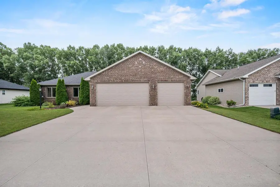 290 ROYAL ST PATS DRIVE, Wrightstown, WI 54180 - #2
