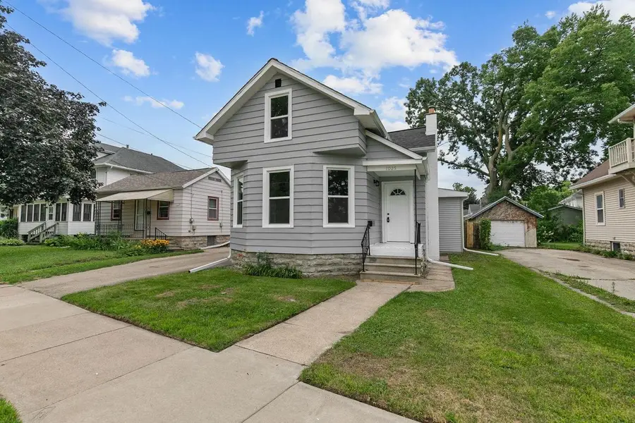 1025 SCHOOL AVENUE, Oshkosh, WI 54901 - #2