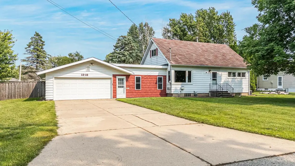 1918 ALASKA STREET, Oshkosh, WI 54902 - #1