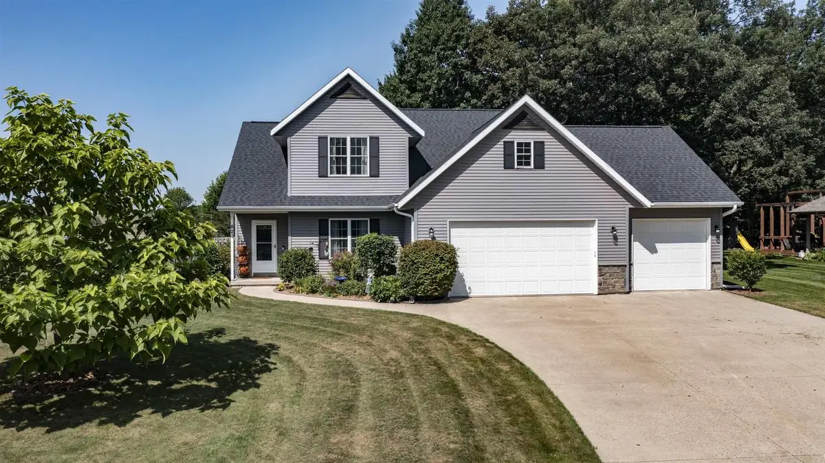 820 WOODLAND CIRCLE, Waupaca, WI 54981 - #1