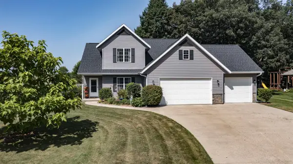 820 WOODLAND CIRCLE, Waupaca, WI 54981