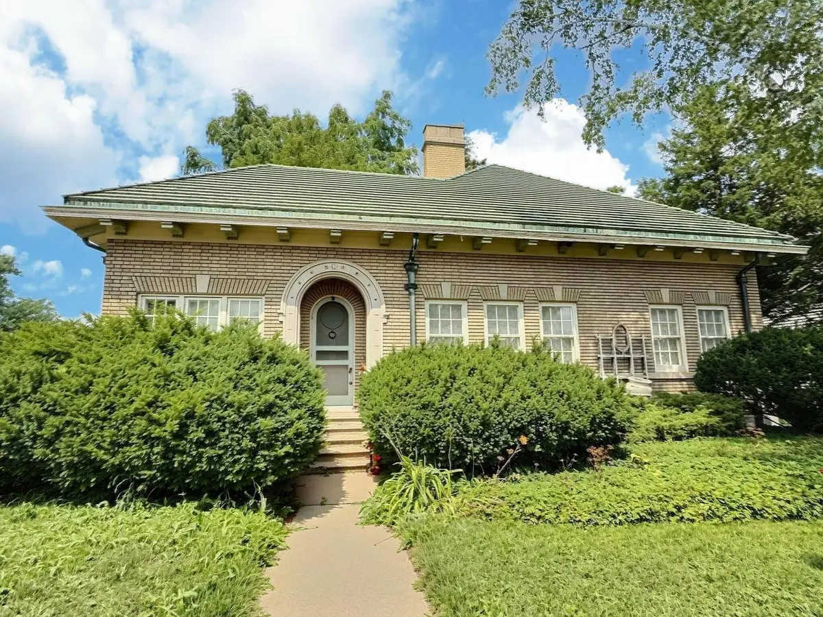 628 W IRVING AVENUE, Oshkosh, WI 54901 - #1