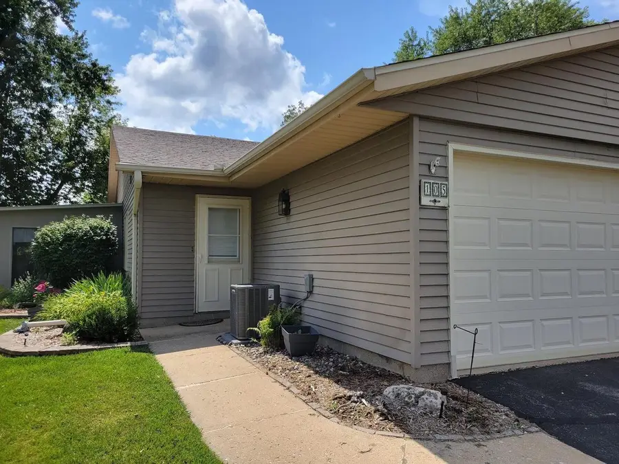 105 TAMARACK CIRCLE, Hartford, WI 53027 - #2
