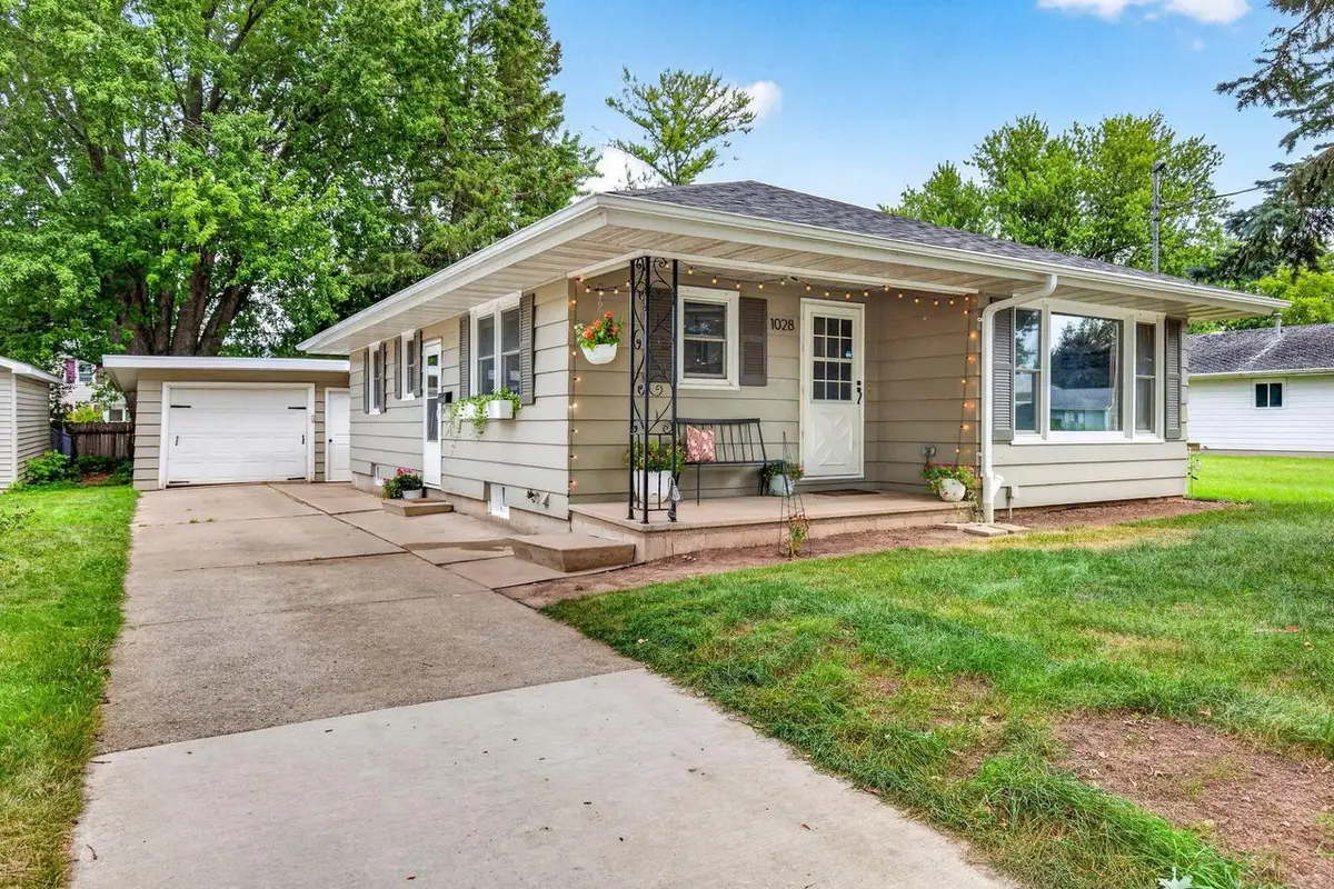 1028 TYLER AVENUE, Oshkosh, WI 54902 - #1