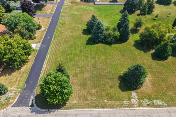 5825 LONG COURT, Appleton, WI 54914