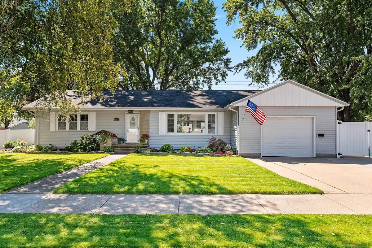 825 W MARQUETTE STREET, Appleton, WI 54914 - #1