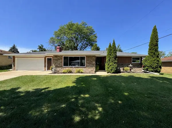 1700 CHATEAU DRIVE, Green Bay, WI 54301