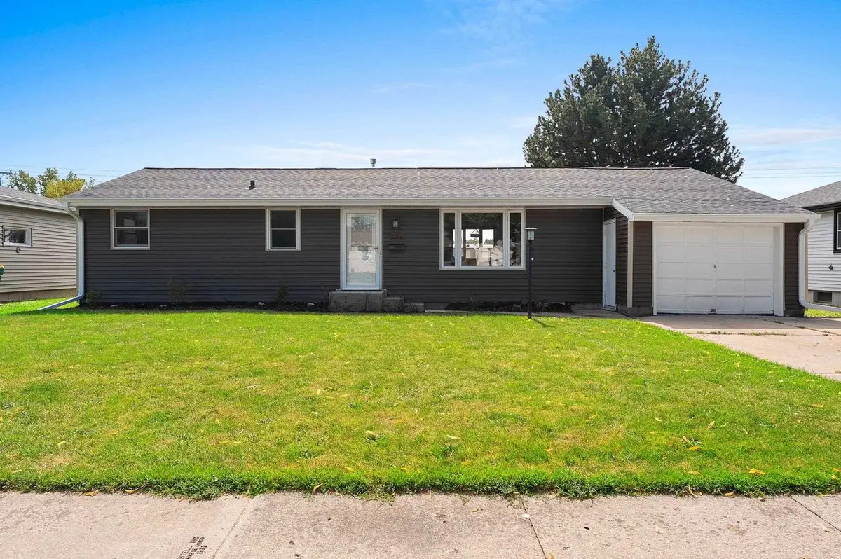 1682 DEBRA LANE, Green Bay, WI 54302 - #1