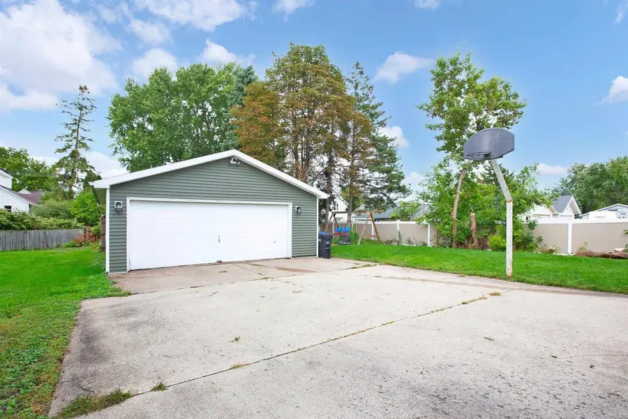 822 W 11TH AVENUE, Oshkosh, WI 54902 - #2