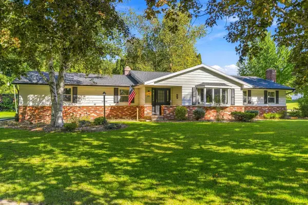 206 LAKESIDE DRIVE, Clintonville, WI 54929