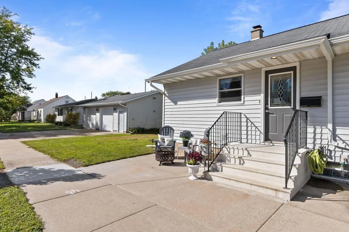 121 E 2ND STREET, Kimberly, WI 54136 - #1