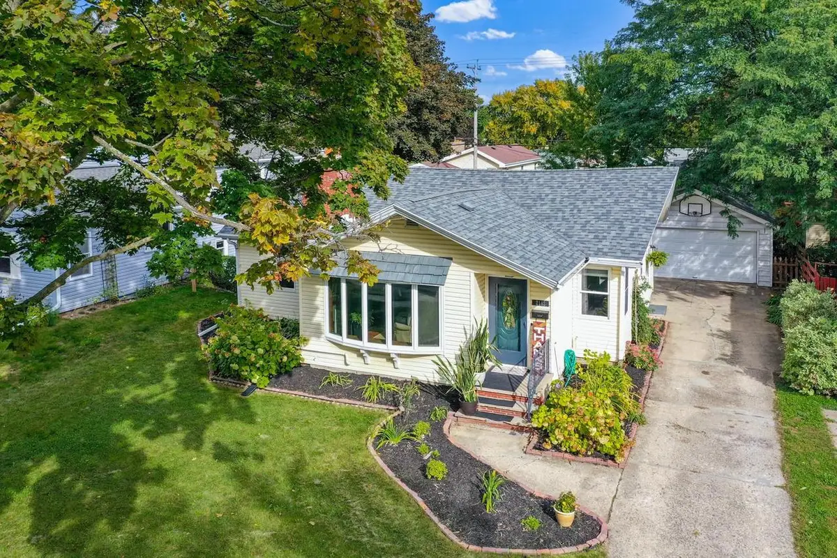 2112 N OWAISSA STREET, Appleton, WI 54911 - #1