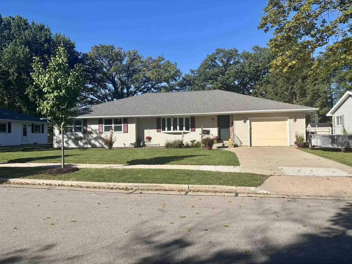 135 N MEADOW STREET, Oshkosh, WI 54902 - #1
