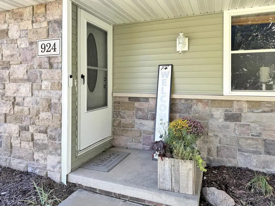 924 LAUREL LANE, Kaukauna, WI 54130 - #2