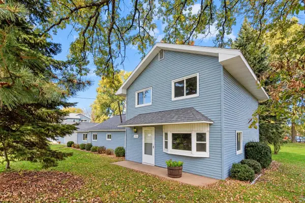 5592 LAKE ROAD, Oshkosh, WI 54902