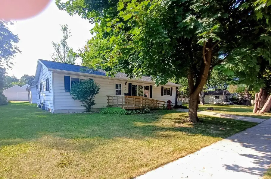 135 ROBERT STREET, Clintonville, WI 54929 - #2