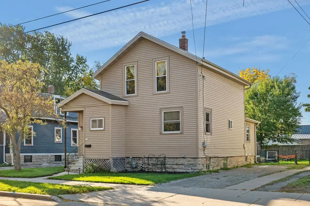 333 W 11TH AVENUE, Oshkosh, WI 54902 - #1
