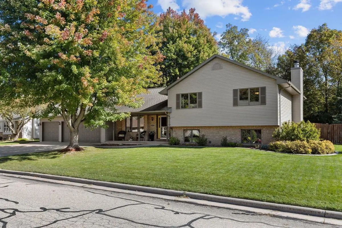 1605 MEADOWBREEZE CIRCLE, Neenah, WI 54956 - #1