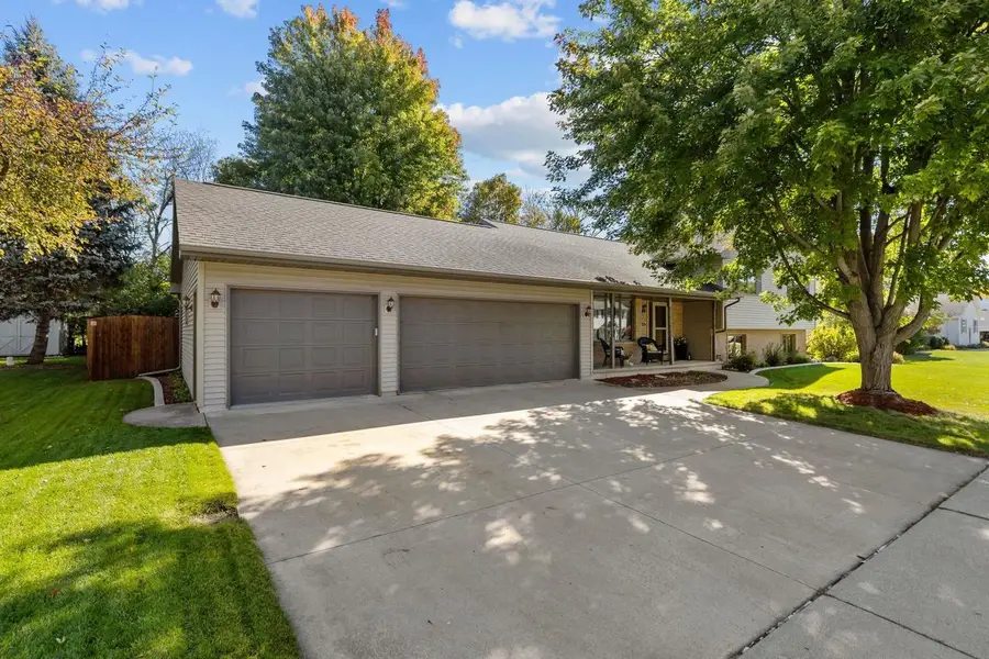 1605 MEADOWBREEZE CIRCLE, Neenah, WI 54956 - #2