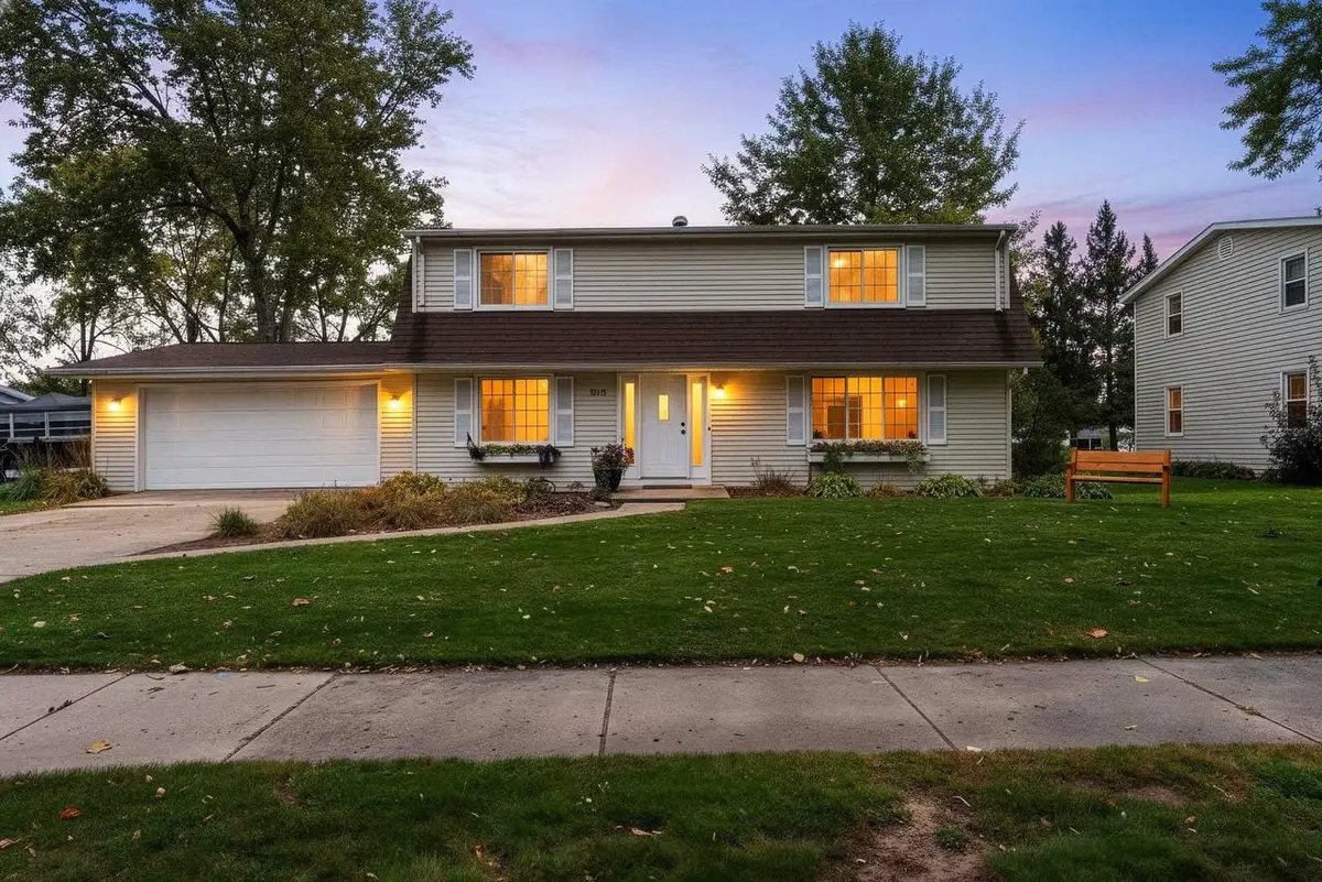 2075 W VISTA CIRCLE, De Pere, WI 54115 - #1