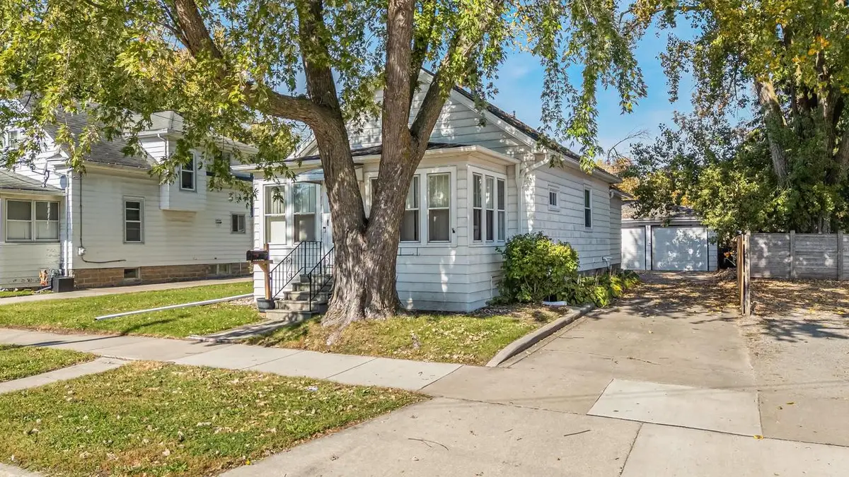 1408 W BENT AVENUE, Oshkosh, WI 54901 - #1