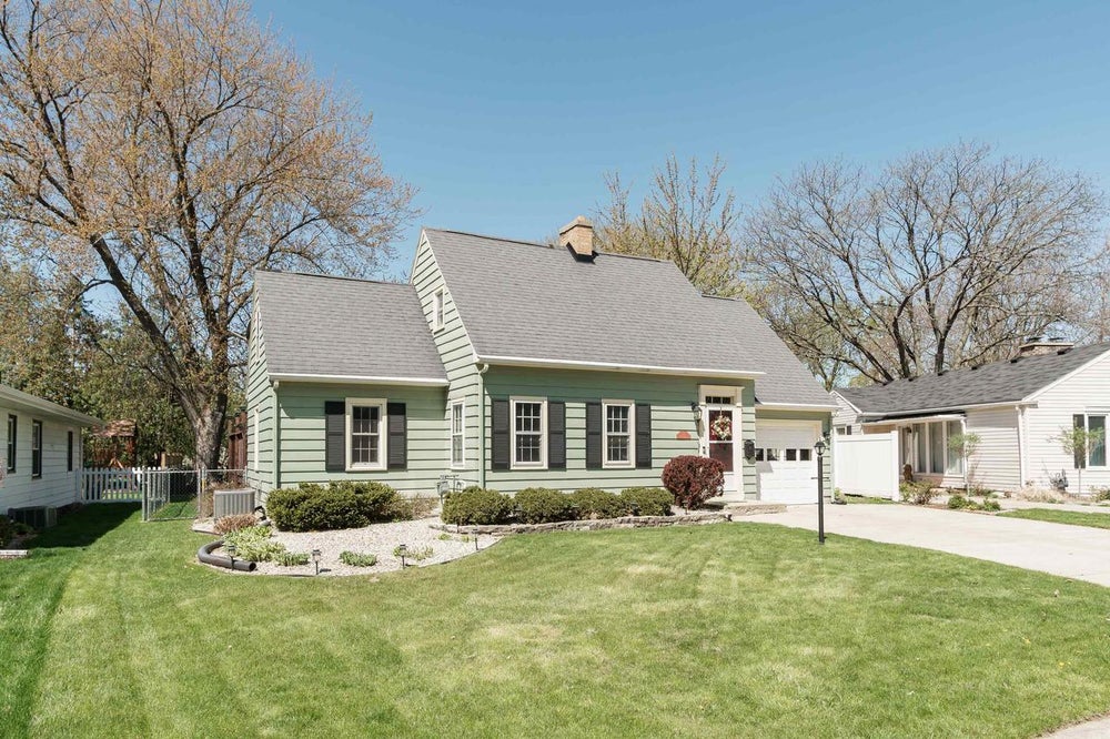 30 S Blackhawk Street, Janesville, WI 53545 - ERA