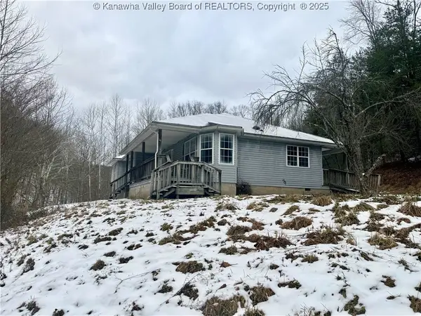 10013 Charleston Road, Clendenin, WV 25045