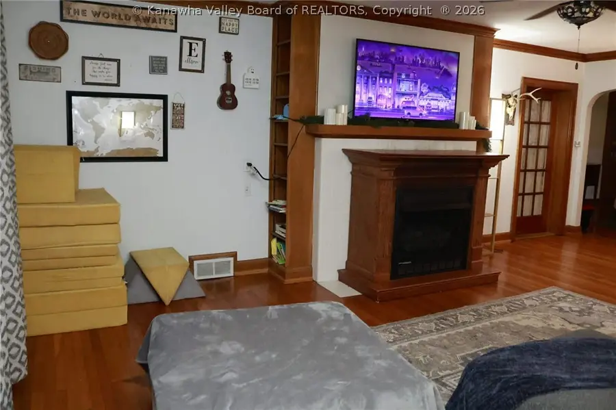 624 Kanawha Avenue E, Clendenin, WV 25045 - #3