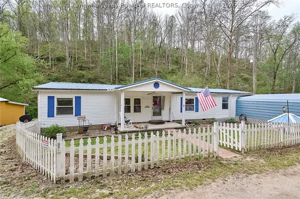 1021 Mccomas Branch Road, Milton, WV 25541