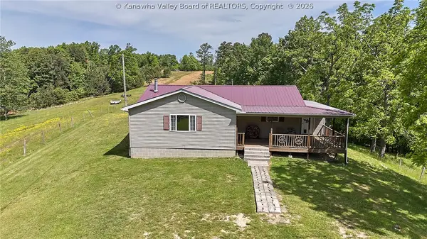 498 Little Queen Road, Clendenin, WV 25045