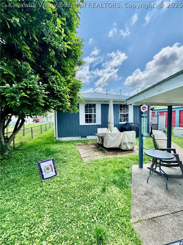 67 Harrisburg Avenue, Chapmanville, WV 25508