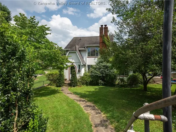 1110 Oakmont Road, Charleston, WV 25314
