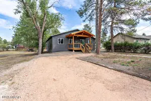 1113 6th St, Upton, WY 82730