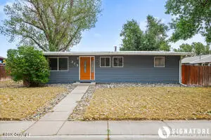 215 E Sunset Dr, Gillette, WY 82716 - #1