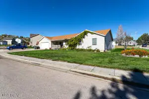 1202 Middle Fork Dr, Gillette, WY 82718