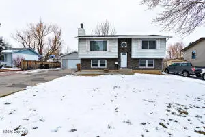 205 Sequoia Dr, Gillette, WY 82718