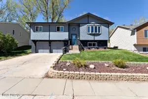 902 Pioneer Ave, Gillette, WY 82718 - #1